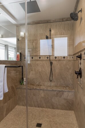 Baignoire, séchoir à cheveux, serviettes fournies, savon
