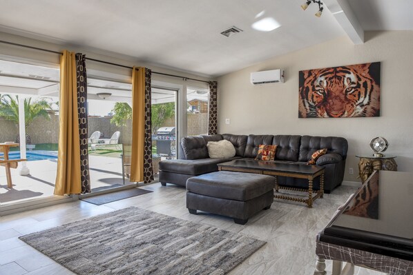 Smart TV, computer monitors - You will be close to Strip and downtown area shopping. Heated pool per request. (Las Vegas)