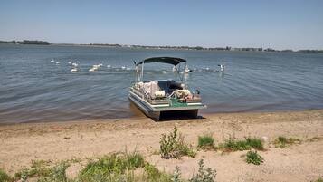 Accommodatie ligt op het strand, ligstoelen, strandlakens