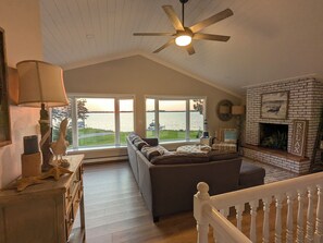 تلفزيون ذكي، كُتُب، شاشة كمبيوتر