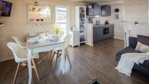 Un intérieur moderne comprenant un coin repas, une cuisine et un espace de vie.