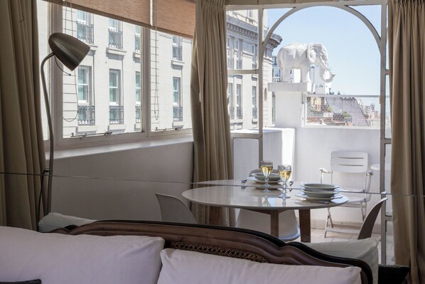 Apartment, 1 Bedroom, City View | Living area