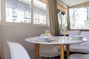 Apartment, 1 Bedroom, City View | Dining room
