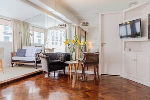 Appartement, 1 chambre, vue sur la ville | Aire de séjour | Téléviseur à DEL de 32 po avec télévision par cùble, Netflix