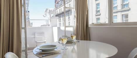 Appartement, 1 chambre, vue sur la ville | Salle Ă manger