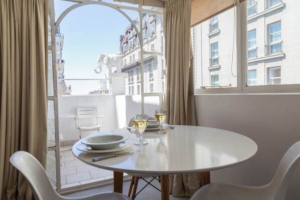 Appartement, 1 chambre, vue sur la ville | Salle Ă manger