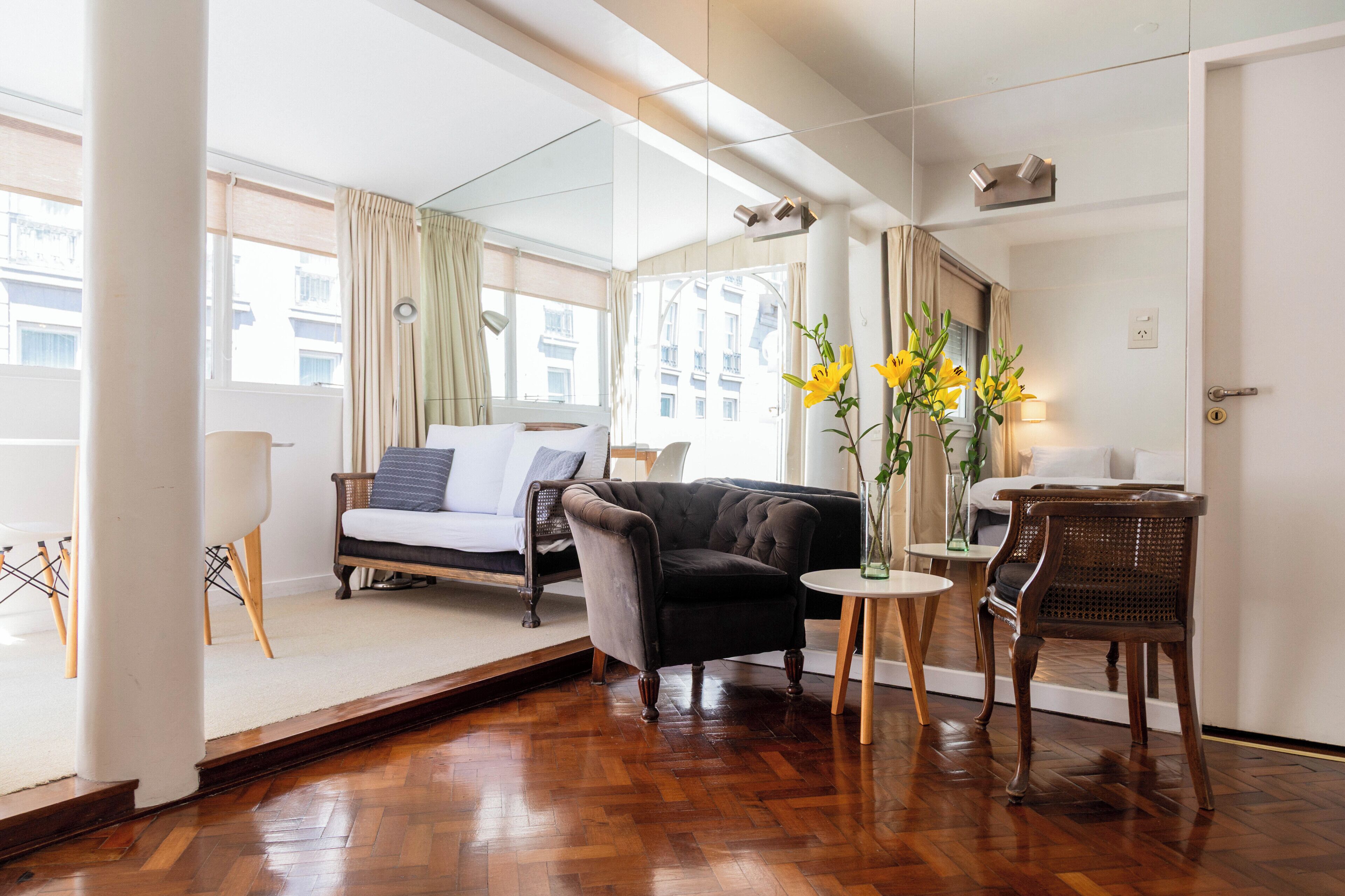 Departamento, 1 habitación, vista a la ciudad | Área de sala de estar | Televisión LED, Netflix, películas con cargo y servicios de streaming 