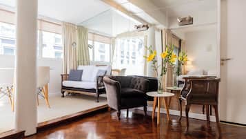 Apartamento, 1 quarto, vista para a cidade | Área de estar | TV LED 32 polegadas com canais a cabo, Netflix, filmes pagos