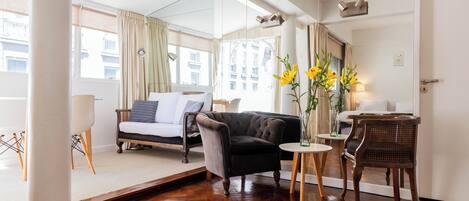 公寓, 1 間臥室, 城市景觀 | 起居區 | 32-吋LED 液晶電視、有線頻道、Netflix、付費電影