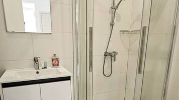 Departamento estándar | Baño | Regadera, bidet, toallas