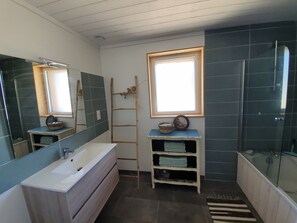 Baignoire, séchoir à cheveux, serviettes fournies, papier de toilette