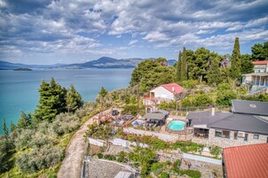 Vila, 4 quartos, piscina particular, vista para o jardim | Fachada