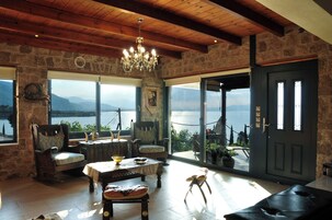 Vila, 4 quartos, piscina particular, vista para o jardim | Sala de estar | Livros