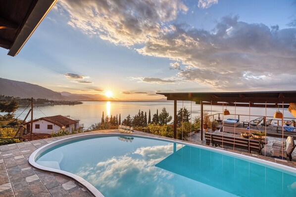 Una piscina al aire libre