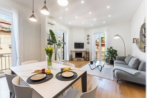 Leilighet, 2 soverom, terrasse, byutsikt | Lounge