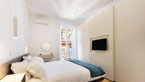A modern bedroom with a bed, bedside table, and a TV mounted on the wall. - Terrazza San Ferdinando, Napoli (Naples)