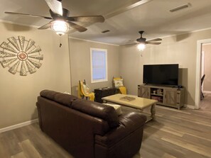 Smart TV, books - Location, Location, Location!! Cozy Farmhouse Very Close to Ft. Rucker (Enterprise)