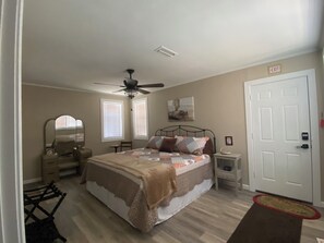 2 عدّة غرف نوم ومكتب ومكواة/لوح كي وواي فاي