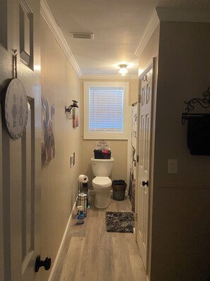 مجففات شعر، مناشف، ورق حمّام