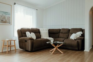 Smart TV, DVD player - Ki Time  - in Kingscote
850m to the beach (Kingscote)