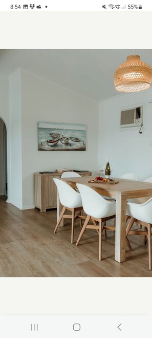 Dining - Ki Time  - in Kingscote
850m to the beach (Kingscote)