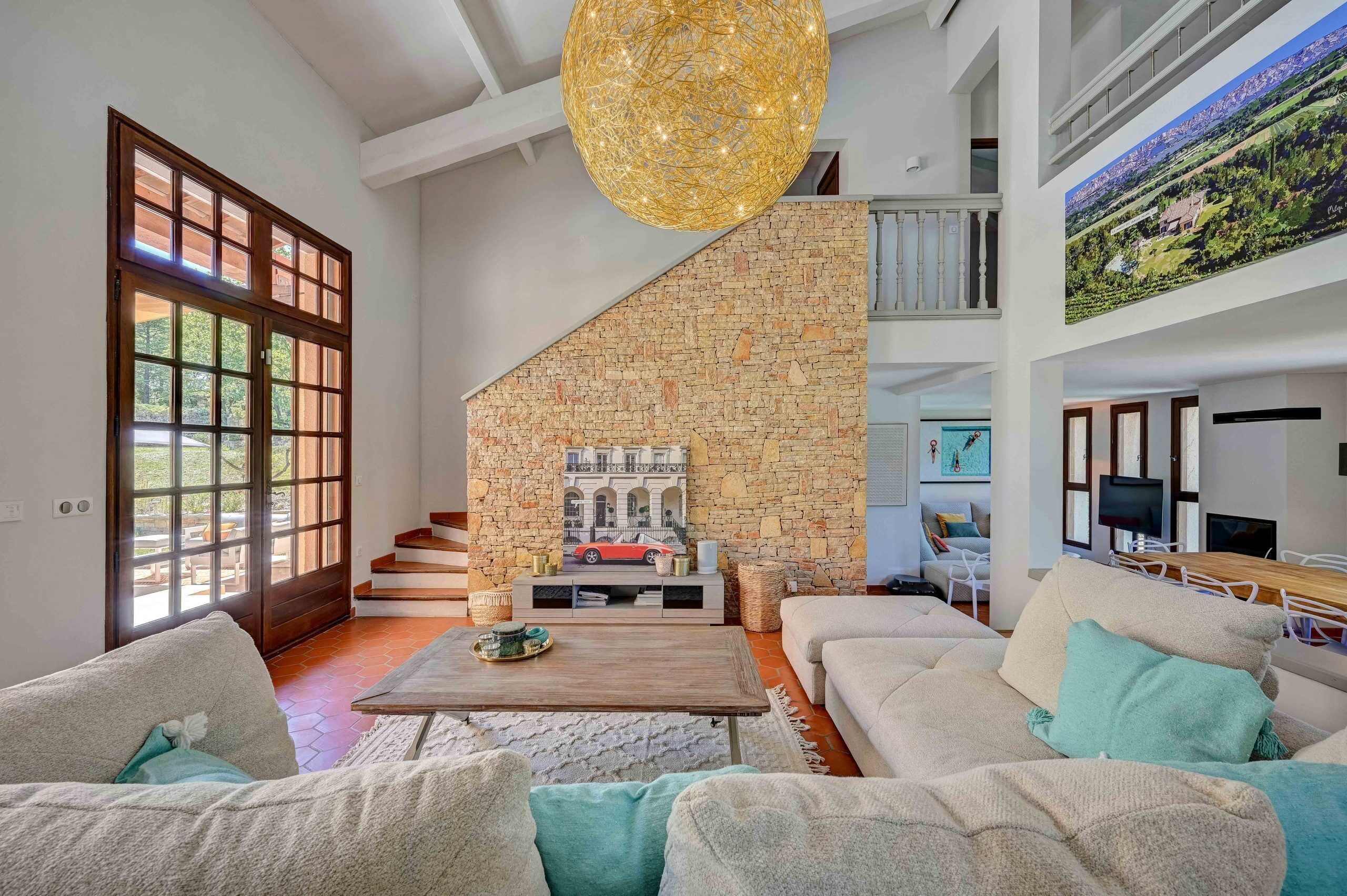 Téléviseur connecté, foyer, table de baby-foot, table de ping-pong