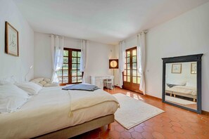 5 chambres, bureau, fer et planche à repasser, lit parapluie