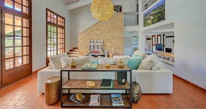 Provence house with swimming pool, Ste Victoire view, near Aix (sleeps 10)