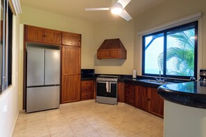 Wasserkocher mit Kaffee-/Teezubehör, Kühlschrank, Mikrowelle, Ofen