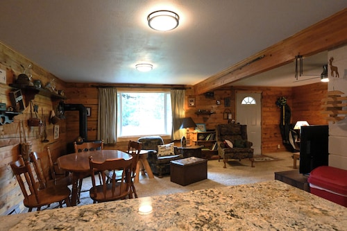 *New Listing*|Sleeps 6| 25 Miles to Yellowstone!