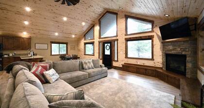 Charming Cabin w/ Hot Tub, 19 Miles to Yellowstone