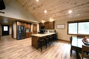Fridge, microwave, oven, stovetop - Melvin's Retreat, Sleeps 12, 19 Miles to Yellowstone! (Island Park)