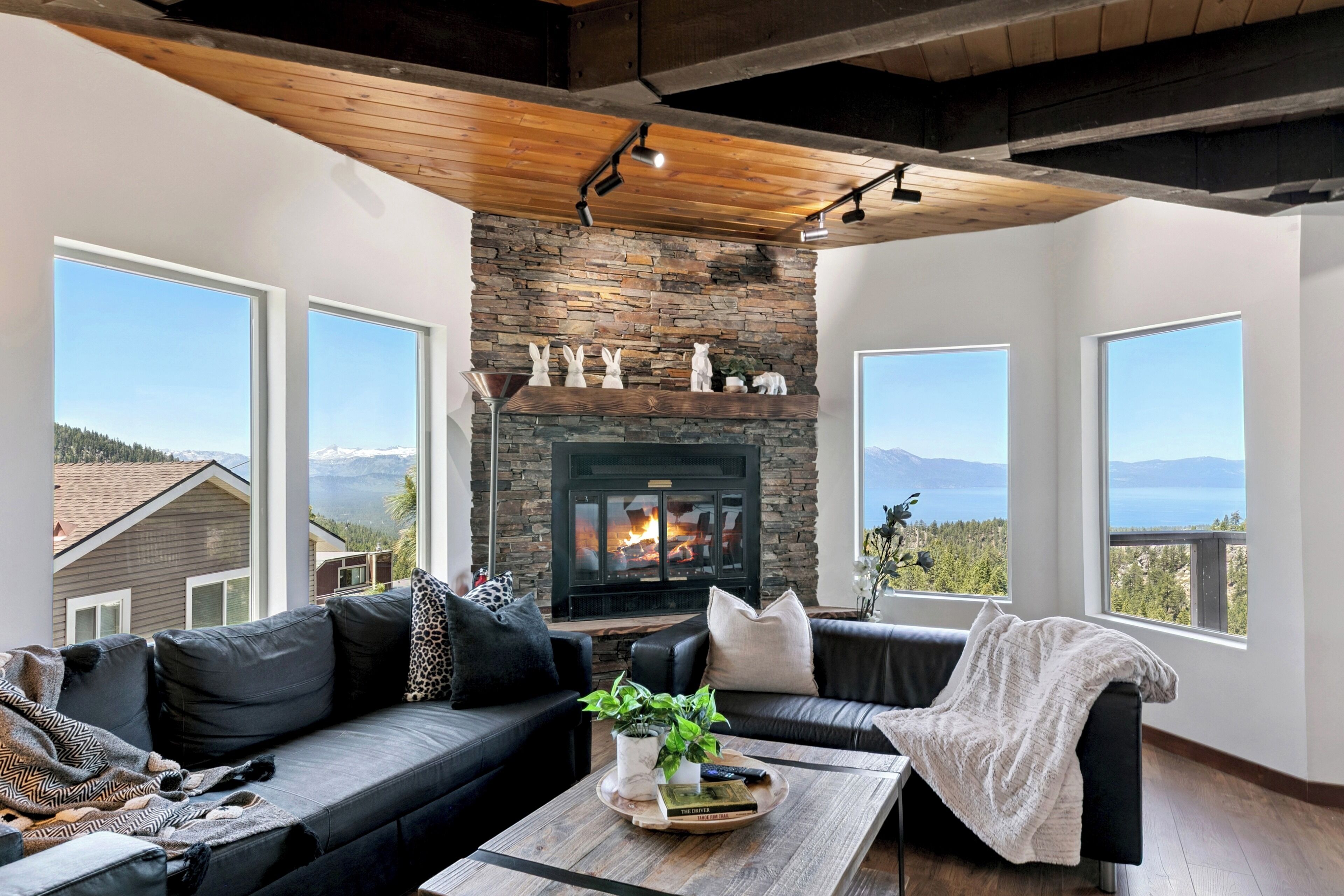 Televisie, een open haard en een kantoor