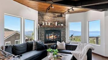 Televisión, chimenea y oficina