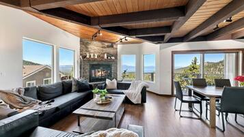 Televisión, chimenea y oficina