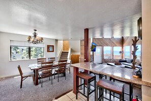 Fridge, microwave, oven, stovetop - Mv62 lakeview condo with hot tub (Stateline)