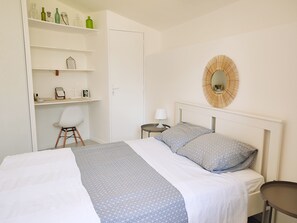 2 habitaciones, escritorio y tabla de planchar con plancha 