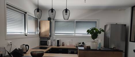 Køleskab, mikrobølgeovn, ovn, kogeplade