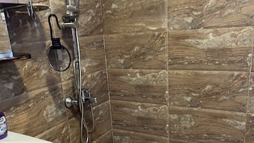 Douche, serviettes fournies, savon, shampoing