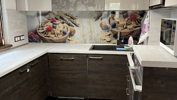 Réfrigérateur, micro-ondes, four, lave-vaisselle