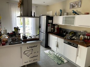 Kjøleskap, mikrobølgeovn, ovn og kokeplater