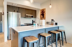 Jääkaappi, mikroaaltouuni, uuni, liesi