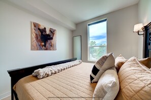 1 bedroom, iron/ironing board, travel cot, free WiFi - The Bear Den in Downtown Bozeman: Penthouse With Mountain Views (Bozeman)