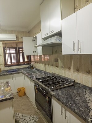 Kochgeschirr/Geschirr/Besteck