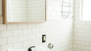 Haartrockner, Handtücher, Seife, Shampoo