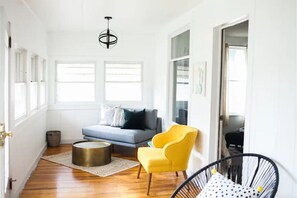 Een smart-tv en een stereo