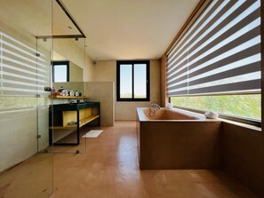 Badewanne, Handtücher, Toilettenpapier