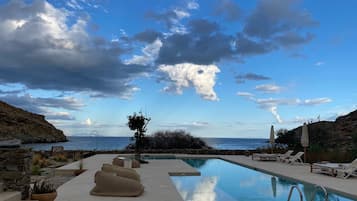 Una piscina al aire libre de temporada