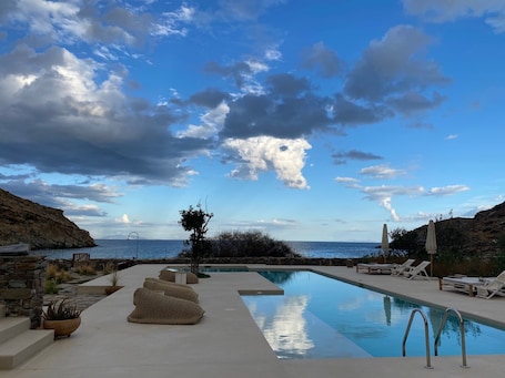 Una piscina al aire libre de temporada