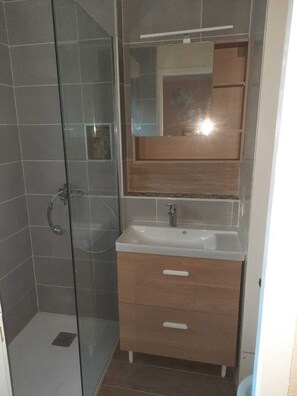 Kombination af bruser/badekar, hårtørrer, Toiletpapir